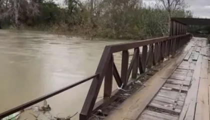 Situatë e rënduar nga reshjet, lumi Erzen del nga shtrati në Katund të Ri në Durrës, probleme me qarkullimin