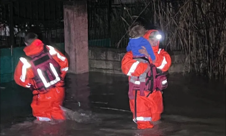 Situatë emergjente, evakuimi i banorëve në Kuçovë e Dimal vijoi edhe gjatë natës