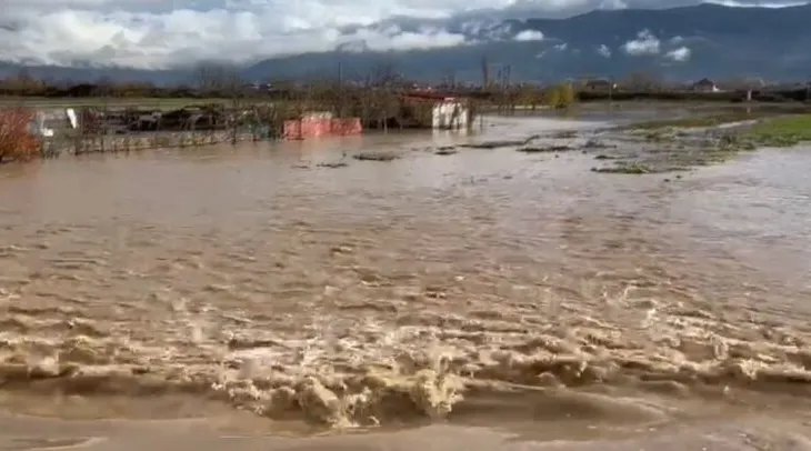 Situatë kaotike edhe në Korçë e Pogradec, uji përmbyt rrugë dhe banesa