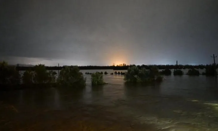 Situatë kritike në Vlorë/ Novosela në alarm, rrezikohen banesat, dhjetra hektarë toke nën ujë