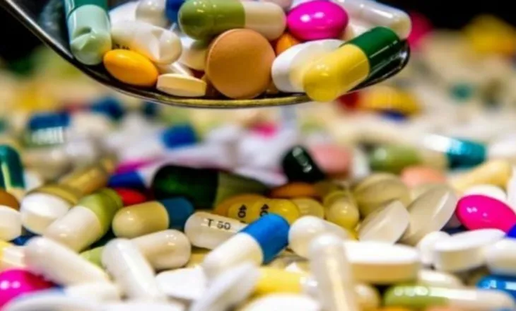 Skandal/ Ministria e Shëndetësisë rrit çmimet e ilaçeve brenda ditës me 4000%