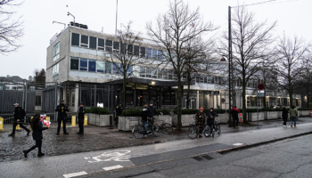 Skandal në Kopenhagen, Ambasada amerikane heq 44 flamujt në nder të ushtarëve danezë