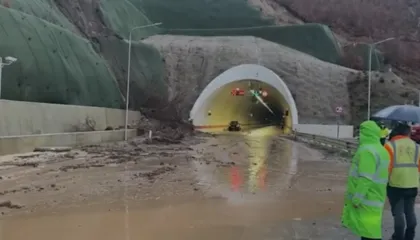 Skandal në rrugën 260 mln € Qukës–Qafë Plloçë: Dherat bien mbi makinë rrezikohet jeta e qytetarëve