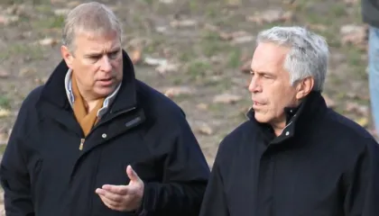 Skandali Epstein/ Publikohen foto të reja të Princit Andrew, shfaqet sipër një gruaje të shtrirë në dysheme