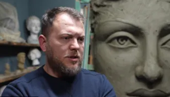 Skulptor në vendlindje, artisti Elton Korbeci: Puna mision për të ruajtur identitetin e historinë