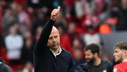 Slot në “fije të perit”, Liverpool mendon largimin e trajnerit