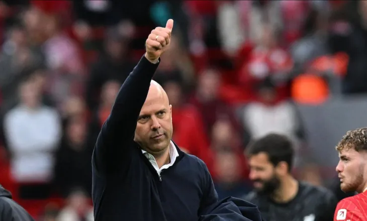 Slot në “fije të perit”, Liverpool mendon largimin e trajnerit