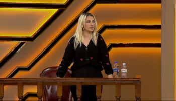 “S’më linte të përdorja lavatriçen”, Kristina akuza vjehrrës: Ma ka larë vajzën jashtë në të ftohtë…