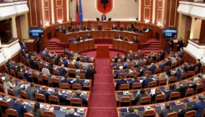 Sot Kuvendi në seancë plenare, në fokus ndryshimet në buxhet dhe kodi penal (RENDI I DITËS)