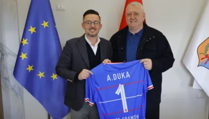 Stadiumi i Gramshit drejt modernizimit, Presidenti Duka inspekton punimet: Futbolli duhet të zhvillohet në çdo qytet të Shqipërisë