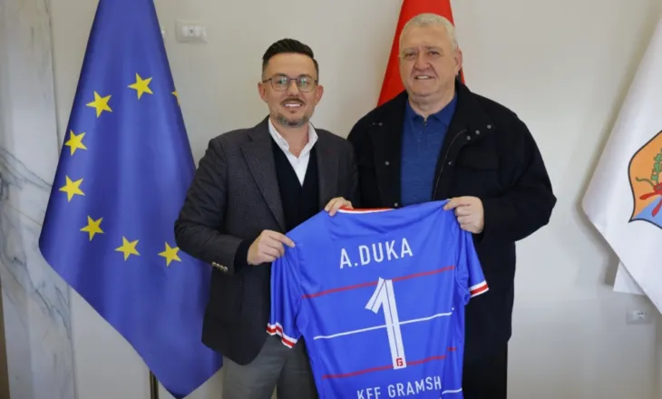Stadiumi i Gramshit drejt modernizimit, Presidenti Duka inspekton punimet: Futbolli duhet të zhvillohet në çdo qytet të Shqipërisë