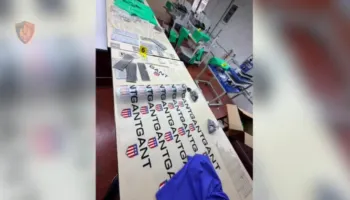 Stamponin veshje të kontrabanduara me logo false, arrestohet 46-vjeçari turk në Kamëz, një tjetër shpallet në kërkim