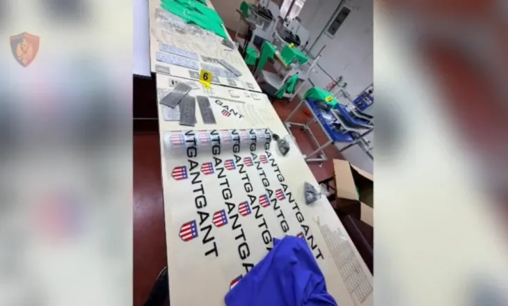 Stamponin veshje të kontrabanduara me logo false, arrestohet 46-vjeçari turk në Kamëz, një tjetër shpallet në kërkim