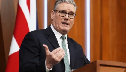 Starmer i Mbretërisë së Bashkuar shkon në Kinë për të zbutur marrëdhëniet, por rrezikon përçarje me Trumpin