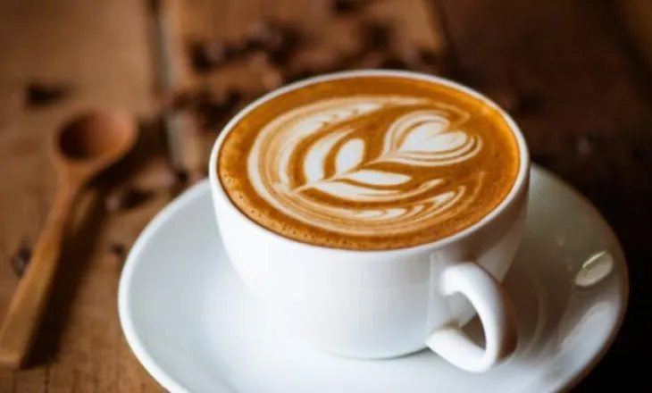 Stimulon sistemin nervor, por a shkakton kafeina makthe?