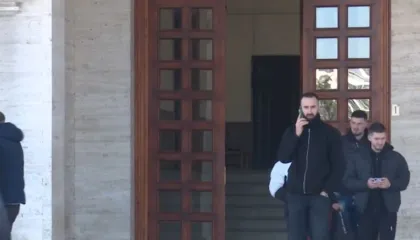 Studentet vajza më “smart” sesa djemtë/ Raporti: Kanë rezultate më të mira dhe mesatare më të lartë