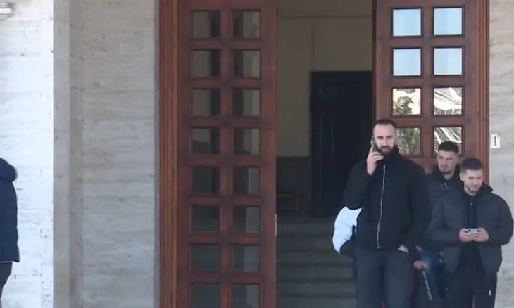 Studentet vajza më “smart” sesa djemtë/ Raporti: Kanë rezultate më të mira dhe mesatare më të lartë