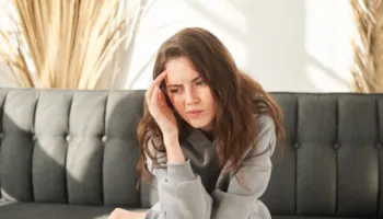 Studimet shkencore shpjegojnë pse truri i njeriut ruan më fort përvojat negative sesa ato pozitive