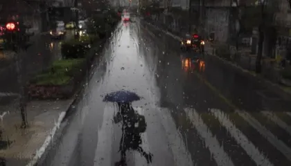 Stuhi dhe reshje të dendura shiu pritet ta godasin vendin fqinj, autoritetet greke bëjnë thirrje për kujdes!