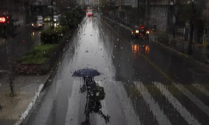 Stuhi dhe reshje të dendura shiu pritet ta godasin vendin fqinj, autoritetet greke bëjnë thirrje për kujdes!