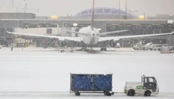 Stuhia dimërore detyron autoritetet të anulojnë 13,000 fluturime, ndërpritet energjia elektrike në shumë pjesë të SHBA-ve