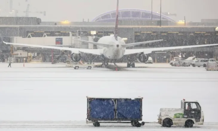 Stuhia dimërore detyron autoritetet të anulojnë 13,000 fluturime, ndërpritet energjia elektrike në shumë pjesë të SHBA-ve