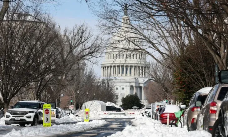 Stuhia dimërore lë pas dhjetëra viktima teksa i ftohti vazhdon në SHBA