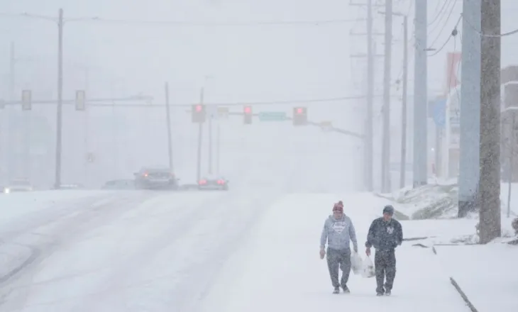 Stuhia e jashtëzakonshme godet SHBA, anulohen mijëra fluturime, Shërbimi Kombëtar i Motit paralajmëron për pasoja shkatërruese