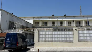 Sulm me thikë nga një i dënuar grek/ Vritet shqiptari në burgun e Koridhalos në Greqi (EMRI)
