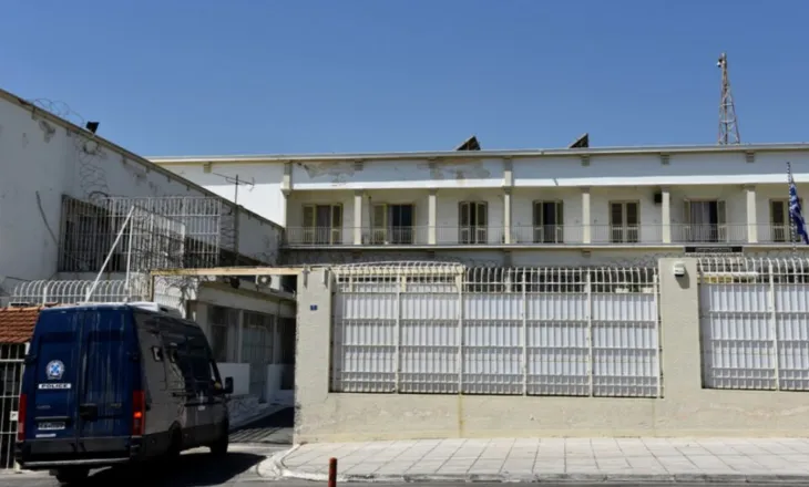 Sulm me thikë nga një i dënuar grek/ Vritet shqiptari në burgun e Koridhalos në Greqi (EMRI)
