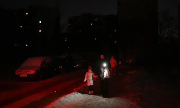 Sulmet ruse në infrastrukturën e Kievit, Zelensky shpall emergjencë energjetikë, ukrainasit përballen me errësirën dhe të ftohtin