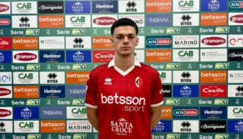 Sulmuesi kuqezi zyrtarizohet te skuadra e re, vjen firma