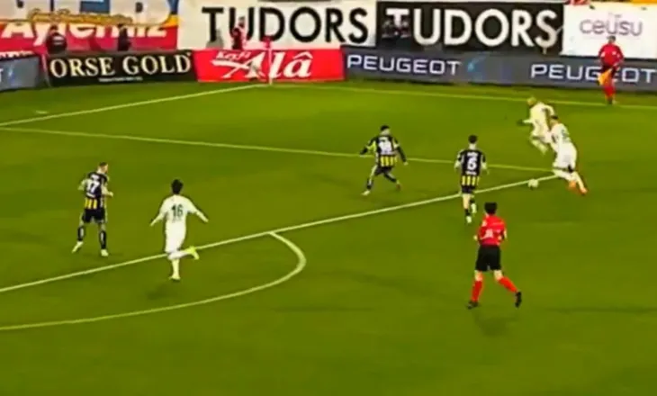 Supergoli i yllit të Kosovës dhe asisti i tij nuk mjaftojnë, Fenerbahce bën përmbysjen e madhe në fund (video)