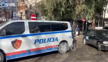 SYRI TV/ Durrës, babai plagos më thikë vajzën – Mikel Ndoj plagosi të bijën dhe kolegun e saj