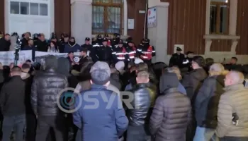 SYRI TV/ Durrsakët e përmbytur protestojnë për të dytën ditë! Banorët në revoltë, patronazhistët i kërcënojnë