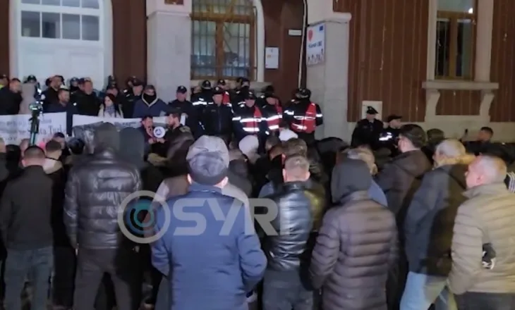 SYRI TV/ Durrsakët e përmbytur protestojnë për të dytën ditë! Banorët në revoltë, patronazhistët i kërcënojnë