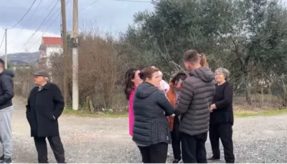 SYRI TV/ Elbasan: U premtua park, hapet parcelë varrezash, banorët peticion bashkisë