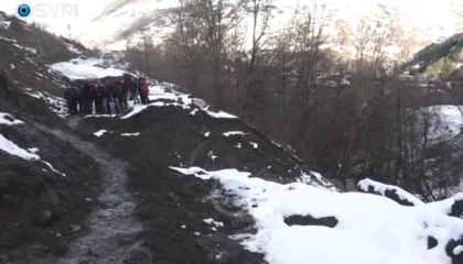 SYRI TV/ Kukës, dëmtohet rruga e lagjes Xhaferraj–Turraj, banorët prej 10 ditësh të izoluar