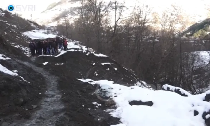 SYRI TV/ Kukës, dëmtohet rruga e lagjes Xhaferraj–Turraj, banorët prej 10 ditësh të izoluar