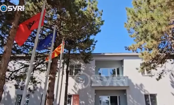 SYRI TV/ Qendrat e emigrantëve në parkun e Prespës, Sterjovski: Qeveria shqiptare të tërhiqet