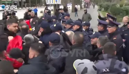 SYRI TV/ ‘Shqipëria Bëhet’ protestë para kryeministrisë, përplasen protestuesit me policinë