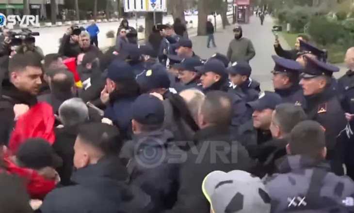 SYRI TV/ ‘Shqipëria Bëhet’ protestë para kryeministrisë, përplasen protestuesit me policinë