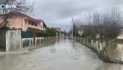 SYRI TV/ Vijon situata e rëndë nga përmbytjet në Durrës, banorët: Gjithçka është jashtë funksioni…