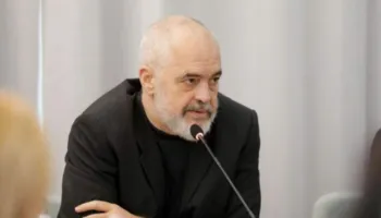 Takimi i socialistëve në Pallatin e Brigadave nis me vonesë/ Gazetari: Mbledhja parashikohet e gjatë, do diskutohet për..