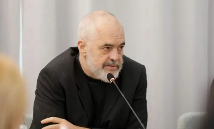 Takimi i socialistëve në Pallatin e Brigadave nis me vonesë/ Gazetari: Mbledhja parashikohet e gjatë, do diskutohet për..