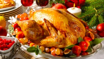 Tavolina e festave lë pas 2-4 kg shtim në peshë! Dietologët: Tani konsumoni ujë dhe bëni ecje