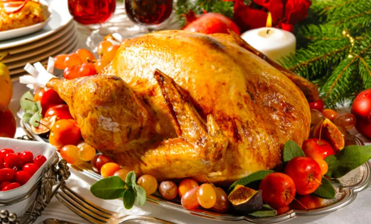 Tavolina e festave lë pas 2-4 kg shtim në peshë! Dietologët: Tani konsumoni ujë dhe bëni ecje