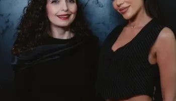 Tayna poston foto me Vjosa Osmanin: Presidentja e shtetit dhe ajo e skenës