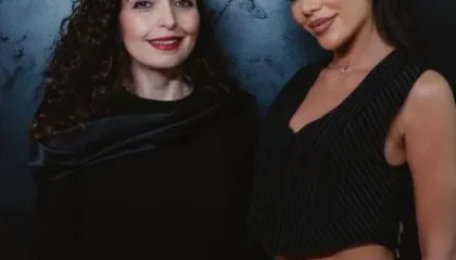 Tayna poston foto me Vjosa Osmanin: Presidentja e shtetit dhe ajo e skenës