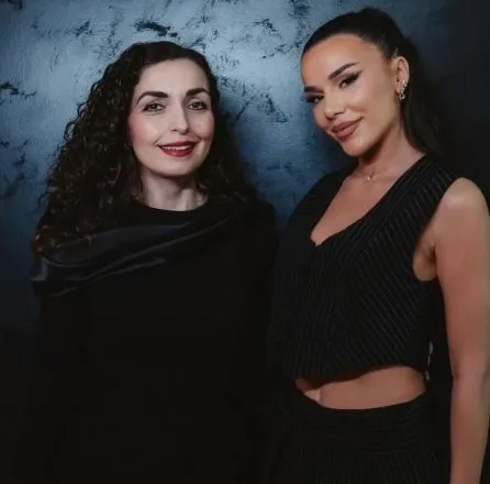 Tayna poston foto me Vjosa Osmanin: Presidentja e shtetit dhe ajo e skenës